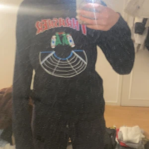 Thrasher långärmad - Jättefin tröja utan några skador, priset är diskutabelt 