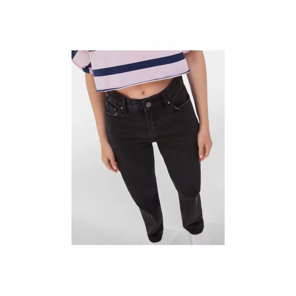 Svarta jeans ifrån Bershka Som typ är mellan hög midja. Dock står det att det är ”high waist” men som ni ser på andra bilden så är det inte riktigt det. 💞 Köpta för 360kr Men säljer för 150kr. 32 men passar mig som har 32/34😋💓 Endast använda en gång så inprincip helt nya 🤩 . Jeans & Byxor.