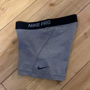 Gråa Nike Pro shorts. Köpta för flera år sedan och väldigt varsamt använda. Säljer nu för att de aldrig kommer till användning. De är i väldigt bra skick🤗