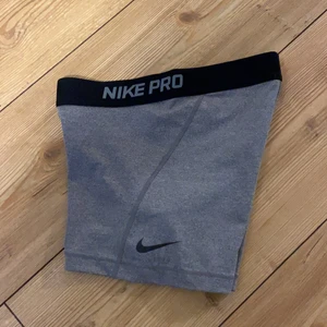 Nike pro shorts - Gråa Nike Pro shorts. Köpta för flera år sedan och väldigt varsamt använda. Säljer nu för att de aldrig kommer till användning. De är i väldigt bra skick🤗