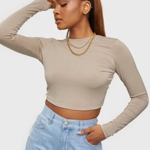 Topp Nelly - Beige topp från Nelly med öppen rygg. Aldrig använd med prislapp kvar. Storlek S och true to size.