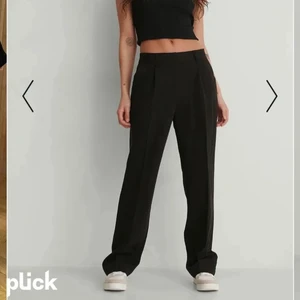 Mid Waits kostymbyxor - Säljer denna super fina kostymbyxorna från NAKD som tyvärr inte passar längre, första bilden är från nakds hemsida och den andra är lånad skriv privat för egna bilder och frågor nypriset var 499kr säljer för 350 priset kan diskuteras!💕💕köparen står för frakten!