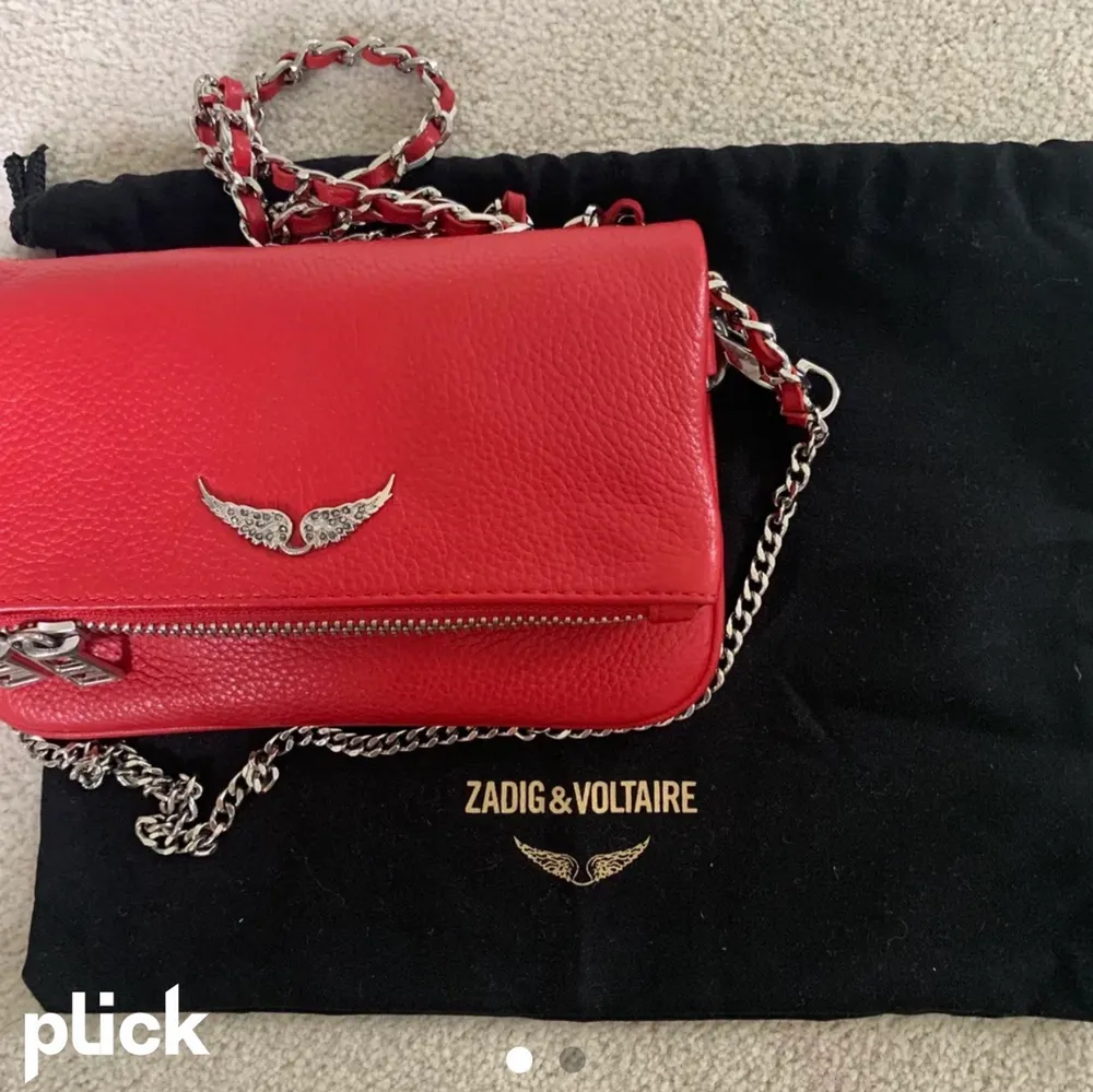 Säljer min röda zadig väska då den inte kommer till användning längre! Den är lite mer använd än den på bilden, men fortfarande super fin! (bilden är tagen från en tjej på Plick, skriv privat för egna bilder). ❤️ ( tar direktbud också). Väskor.
