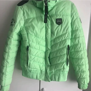 Märkesjacka Nickelson  - Super snygg jacka från Nickelson. I jätte bra skick. Inköpt hos Zalando . Nypris 1500. Storlek M men passar även en Small.