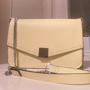 Neon gul väska - Väl använd, därav det låga priset. Från Zara, köparen står för (den billiga) frakten! :)