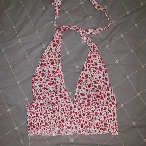 Topp - Supergulliga halterneck topp från Shein 🌸 Köpt från plick men aldrig använd av mig - bra skick ! Frakt tillkommer 😋