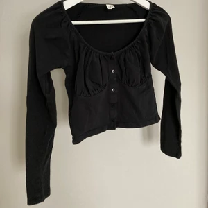 Fest topp - En jättesöt croppad topp från nelly som tyvärr blivit för liten för mig:( Perfekt till fest! För fler bilder, skicka privat🥰