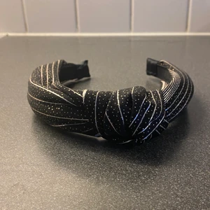 Svart diadem  - En superfin svart diadem/tiara med knyt på framsidan. Helt ny och oanvänd. Har silvriga linjer och guld prickar. Pris: 40kr plus 26kr frakt. Skriv om du har frågor 🦋