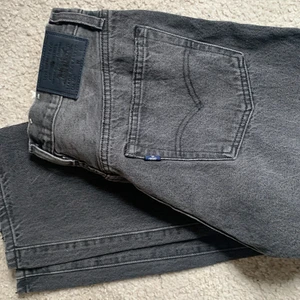 Grå Levis 501 - Säljer dessa mörkgrå Levis 501or i storlek W28L28!💕 Dessa är i nyskick och aldrig blivit använda!❤️ 72cm midja och 72cm innerbenslängd✨