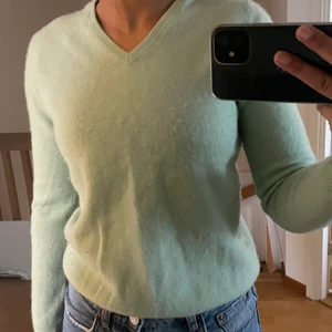 Kashmir tröja - Säljer en ljusgrön Kashmir tröja som tyvärr är lite för liten, köpt secondhand för 250 kr💚💚står att det är storlek M men skulle mer säga att det är en XS/S