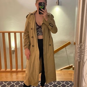 Beige kappa - Säljer denna sjukt snygga kappa från BikBok som aldrig är använd, prislappen sitter kvar. Den är i xs men passar s också skulle jag säga. Den har två fläckar på ärmen som kanske går bort i tvätten vet ej, annars är det inga fel på den. Nypris 799kr mitt pris 250kr. Köparen står för frakten💙