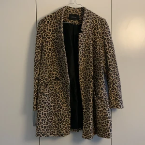 Leopard kappa  - Lepoard kappa som stängs med hjälp av knappar. Från stradivarius i storlek S, använd ett fåtal gånger 