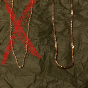 Guldiga halsband  - Två guldiga halsband för 20 kr styck. I bra skick. Aldrig använda. Vid intresse skriv privat. Frakten ingår inte i priset. 