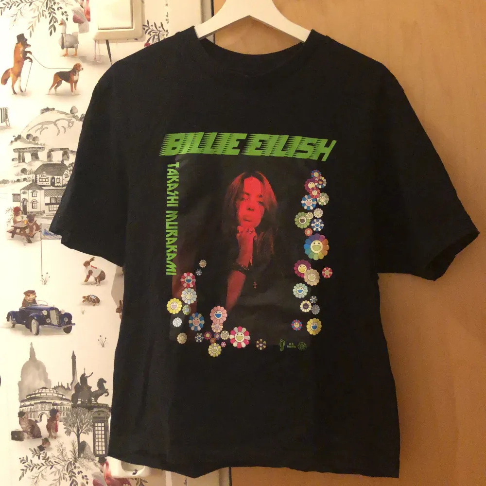 Billie Eilish t-shirt med Takashi Murakami tryck. Storlek S. Inga skador eller så! Hör av dig om du är intresserad eller har frågor. Köpt är köpt! <3 frakten blir 45kr!. T-shirts.