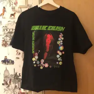 Billie Eilish t-shirt med Takashi Murakami tryck. Storlek S. Inga skador eller så! Hör av dig om du är intresserad eller har frågor. Köpt är köpt! <3 frakten blir 45kr!