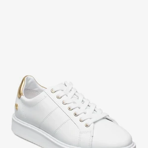 Ralph Lauren sneakers - Vita chunky sneakers från Ralph Lauren. Använda två gånger, så i princip helt nya, rena, vita, fräscha och har alltså inte gått in i de det minsta. Har kvar originalkartongen också. Om fler foton önskas eller om du har någon fundering tveka inte på att höra av dig! ✨