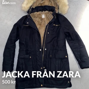 Svart vinterjacka storlek XS - Svart vinterjacka med päls på insidan och i luvan, finns även en ficka på insidan och två stora fickor på utsidan samt två små bröst fickor, jackan är från Zara och är i storlek xs men skulle säga att den passar mer som S. Aldrig använd