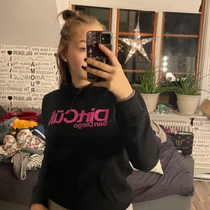 Dirtcult hoddie  - Rosa svart Dirtcult hoddie som jag inte använder längre. St M men sitter som en S.                                                      Jag står inte för frakten🤍