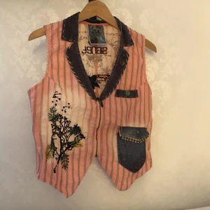 Väst - Skitcool ljusrosa-randig väst som är så snygg men jag har inte lyckats styla den. Den är köpt secondhand och är helt felfri! Dragkedjan funkar. Jag möts upp i centrala Uppsala eller skickar mot fraktkostnad🥰 Kontakta mig vid frågor eller fler bilder!