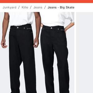 Sköna svarta baggy jeans från SWEET SKTBS i storlek M. 