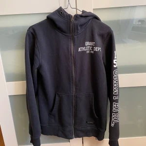Hoodie - Inte använt den så mycket och kommer inte till användning längre. Tjock och mysig på vintern!