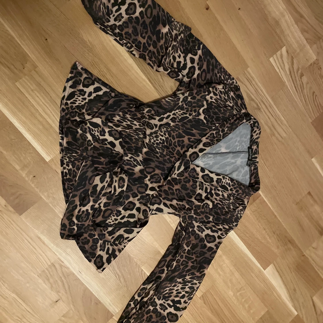 Wrap tie blus med leopard mönster  - 90