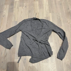 Grå topp - Så söt topp med knytdetalj från Gina Tricot 