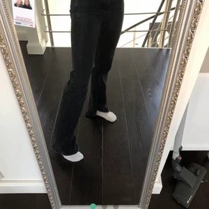 jeans från pull and bear  - snygga slit jeans från pull and bear som sitter jätte snyggt, stora i storleken men passar mig som är 165