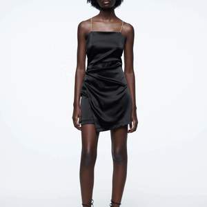 Säljer nu denna helt slutsålda super fina svarta klänningen från Zara i storlek XS. Den är helt oanvänd. Säljer pågrund av att storleken inte passa mig. Hör av dig om du vill veta mer eller få fler bilder på klänningen. Nypris är 399kr, köparen står för frakten!