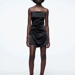 Klänning från Zara - Säljer nu denna helt slutsålda super fina svarta klänningen från Zara i storlek XS. Den är helt oanvänd. Säljer pågrund av att storleken inte passa mig. Hör av dig om du vill veta mer eller få fler bilder på klänningen. Nypris är 399kr, köparen står för frakten!