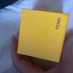 Fendi smycke till halskedja bland annat  - Jätte fint smycke från Fendi äkta 