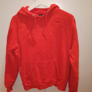 Jättemysig röd hoodie! Storlek M men jag själv har haft den som en mysig oversized hoodie och jag har storlek XS/S. Inga defekter. Jag är osäker på vad frakten skulle ligga på, men jag kollar upp det så fort någon är intresserad :)