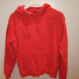 Röd hoodie - Jättemysig röd hoodie! Storlek M men jag själv har haft den som en mysig oversized hoodie och jag har storlek XS/S. Inga defekter. Jag är osäker på vad frakten skulle ligga på, men jag kollar upp det så fort någon är intresserad :)
