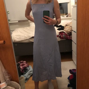 Långklänning - Riktig långklänning för sommaren🌺🌺vet inte exakt vad frakt kostar men det går såklart o lösa❤️❤️