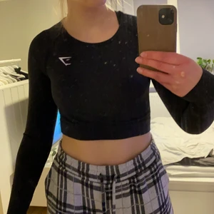 Träningströja - Croppad träningströja från Gymshark. Ganska tajt i armarna och sitter mer som en S. Kommer inte längre till användning och säljer därför vidare den😋