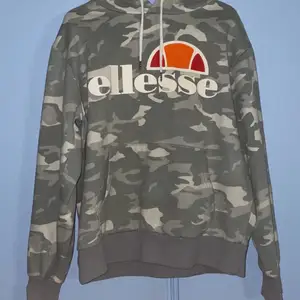 Ellesse hoodie storlek medium, jätte fint skick och knappt använd. 