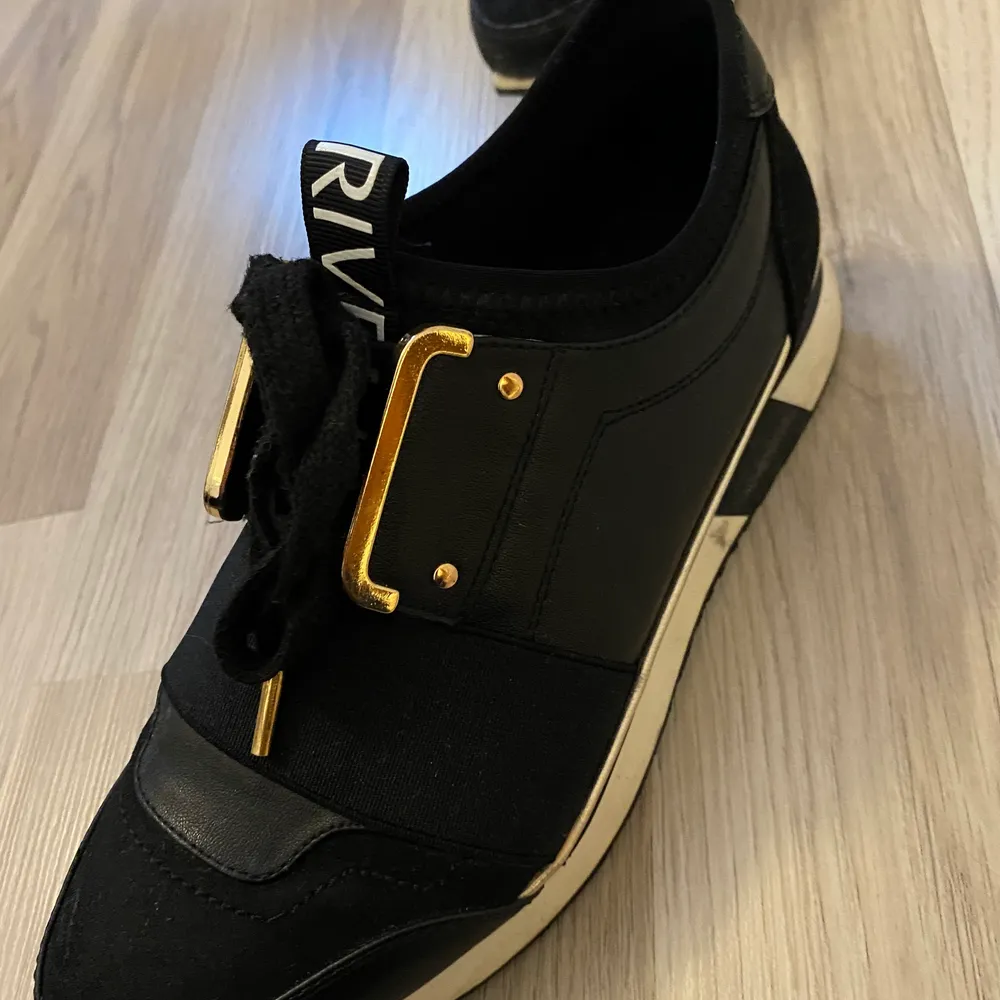 Unika sneakers med gulddetaljer från River Island i nyskick. Enbart använda vid enstaka tillfälle, Mycket bekväma att gå i. Säljer pga att de inte riktigt är min stil. . Skor.