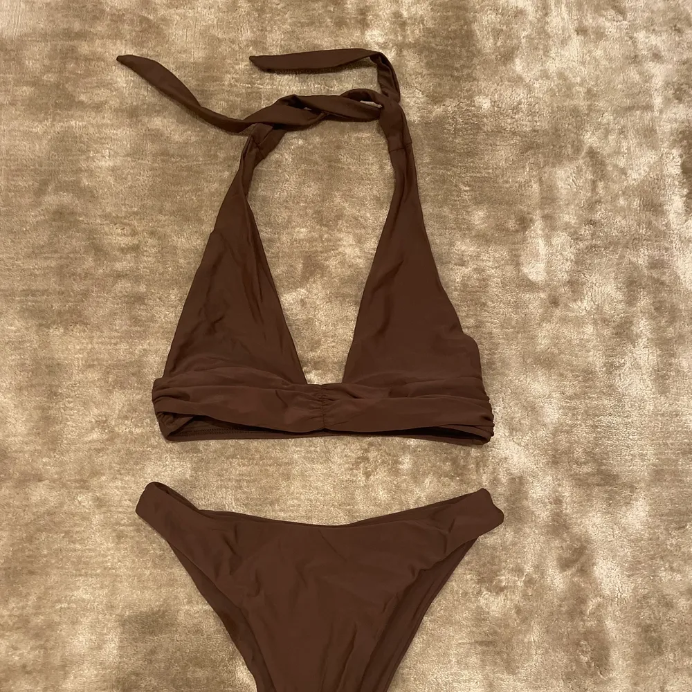 En så fin brun bikini från shein. Aldrig använd med möjlighet till inlägg!🥰 Storlek S. Övrigt.