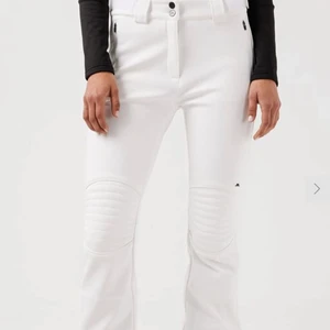 Vita skidbyxor J Lindberg  - Säljer dessa supersnygga skidbyxor från J Lindberg. Dem köptes för 3000 & säljer för 800. Dem är i bra skick, använda få gånger & i storlek M