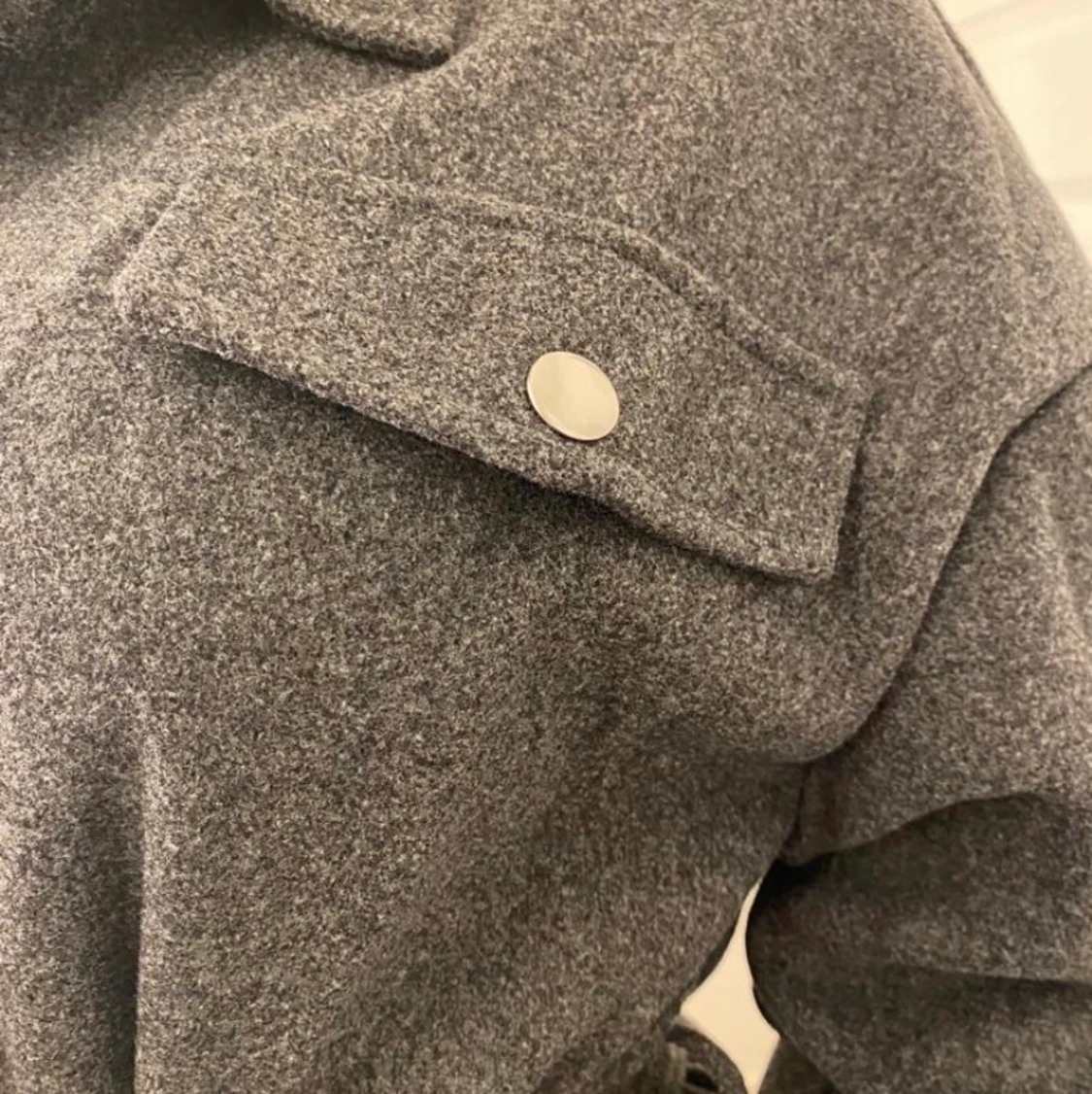 Mörkgrå kappa med band.  - 91