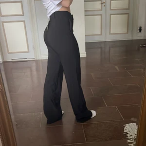 Kostymbyxor venderbys oanvända - Svarta raka kostymbyxor från Venderbys🕺🏼 Helt oanvända och köpta för 550kr. Skönt matrial, bekväma & sitter bra runt midjan och höft🕺🏼🕺🏼🕺🏼 Storlek xxs men inte alla så små som det låter!