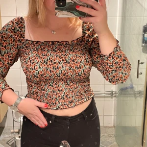 Blommig topp - Blommig topp, använd en kväll. Tvättas innan leverans!