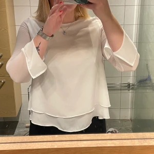 Vit blus  - En fin vit blus. Använd mycket förr men de senaste legat på hyllan. Tvättas innan leverans 