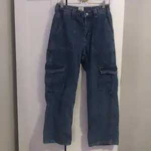 Mörk blåa cargo jeans från urban Outfiters 
