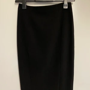 H&M - Sexig svart kjol från H&M, storlek S/36. Inga fickor, guld dragkedja som ska sitta på baksidan. Den går ned till knäna ungefär. Använt den vid 2 tillfällen tidigare.