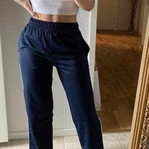 Jättesköna byxor i träningsvänligt material(polyester), köpa secondhand men har själv aldrig använt dem då de är för korta för mig som är 160. Om man inte vill att de ska sitta ankle-length är det bra om man är 160>cm. Märket heter X-fly och storleken är L men sitter som en XS då de inte är angivna i svenskt mått. Skriv för mer frågor/bilder!