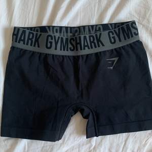 Helt oanvända gym shark tränings shorts! Storlek S.