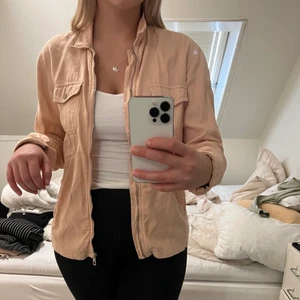 Skjortjacka  - Rosa / beige skjortjacka från Zara man men passar lika bra på tjejer 