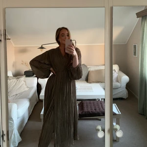 Brun klänning ifrån hm trend, storlek XS - Vacker brun klänning ifrån Hm Trend.Finaste bruna färgen, v-ringning, en slits fram och ballongärm.Storlek XS.Men jag är vanligtvis en S, så skulle säga att den passar en XS-S. Andvänd endast 1 gång.💕