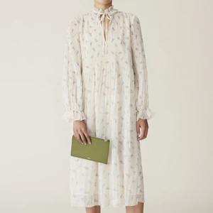 Ganni klänning - Klänning från Ganni i storlek 36. Använd 1 gång så är i mycket fint skick. Nypris: 2000kr